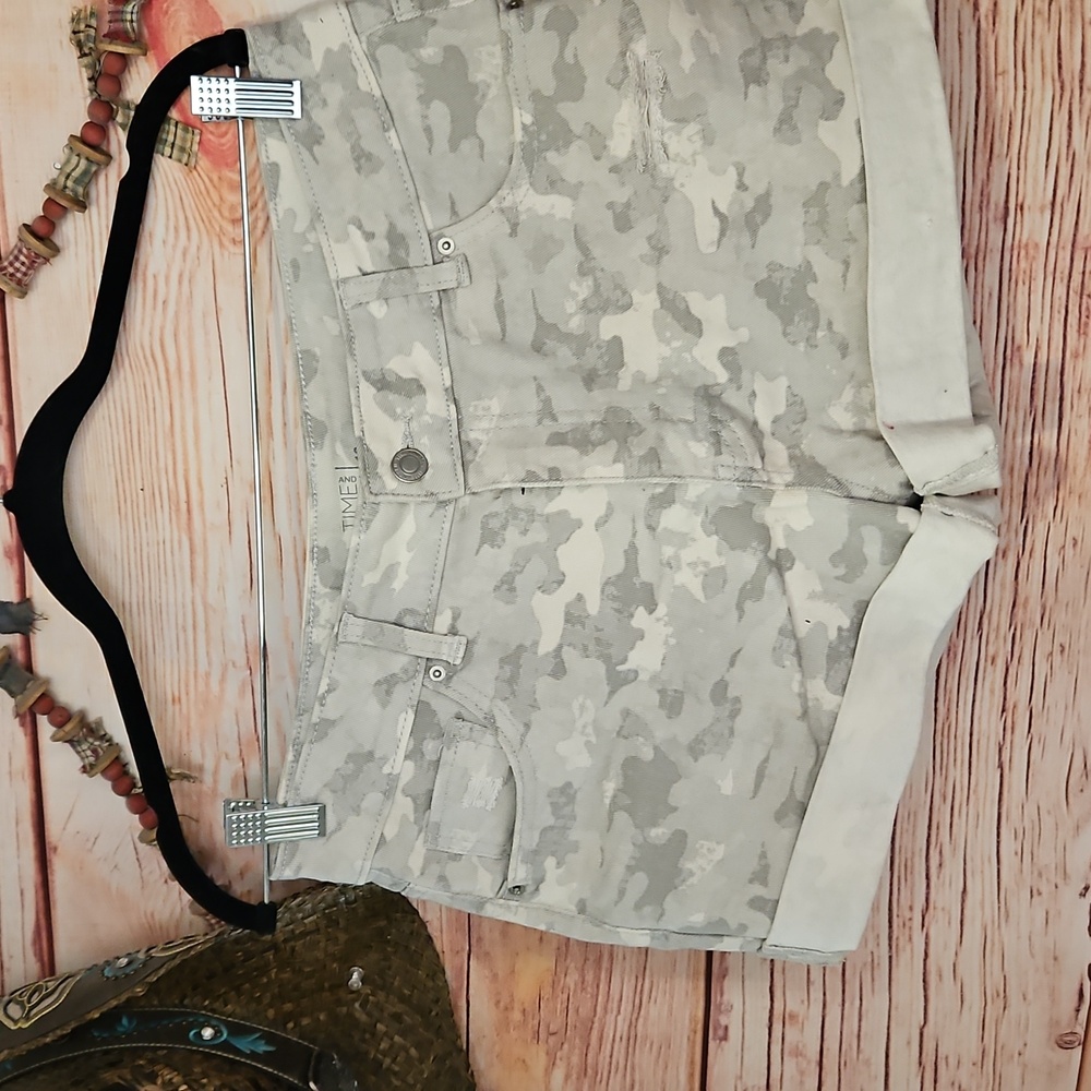 NWOT "Time And True" Mid Rise Flattering Stretch Camo Shorts! Sz 12